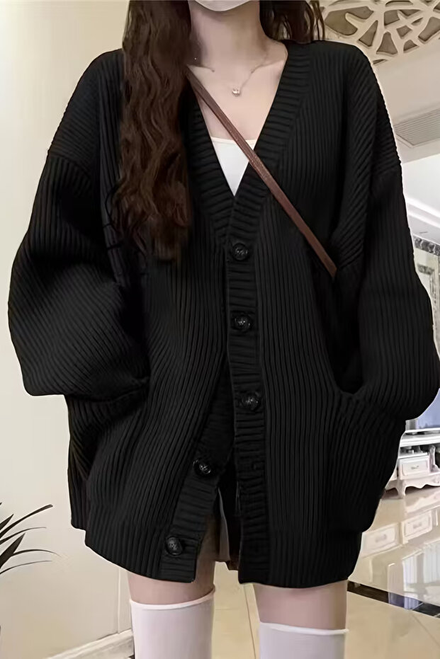 Women's Oversized Pocket Buttoned V-Neck Knitwear Cardigan