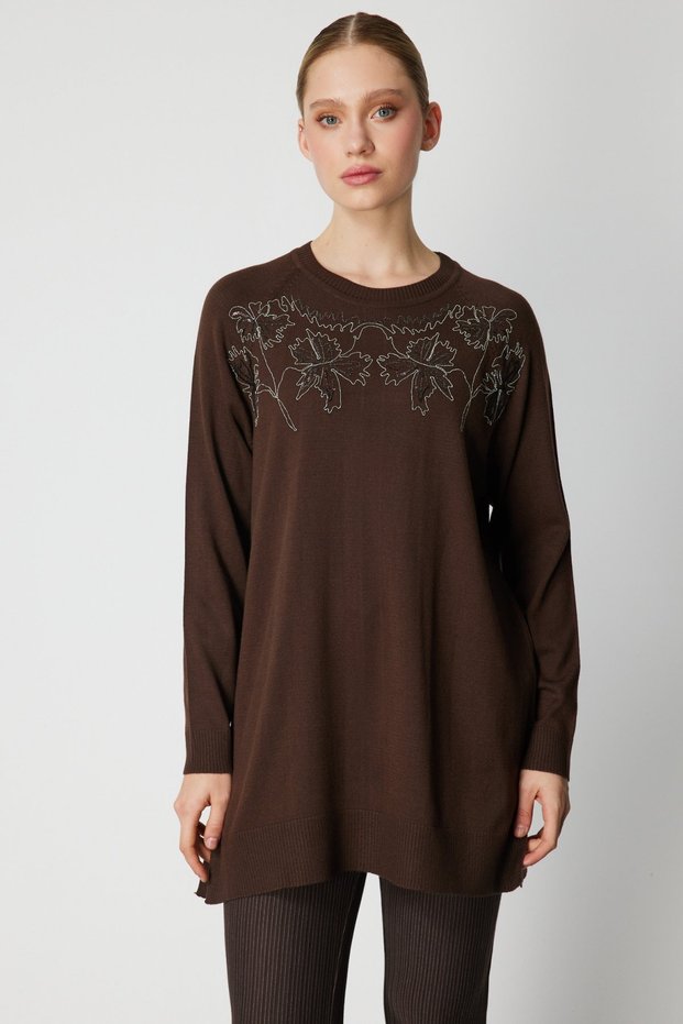 Long Knit Sweater with Chain Pattern on the Front