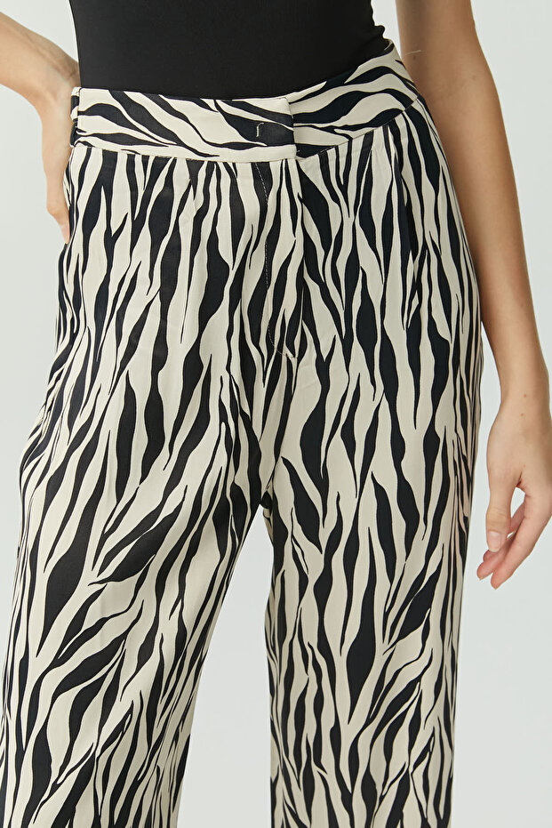 بنطلون منقوش ذو ملمس ساتان - 6