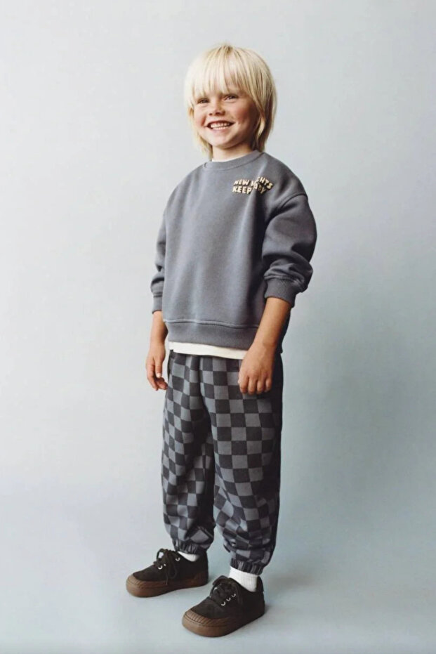 طقم أساسي للأولاد بنمط الداما مصنوع من القطن بنسبة 100% باللون الرمادي - 1