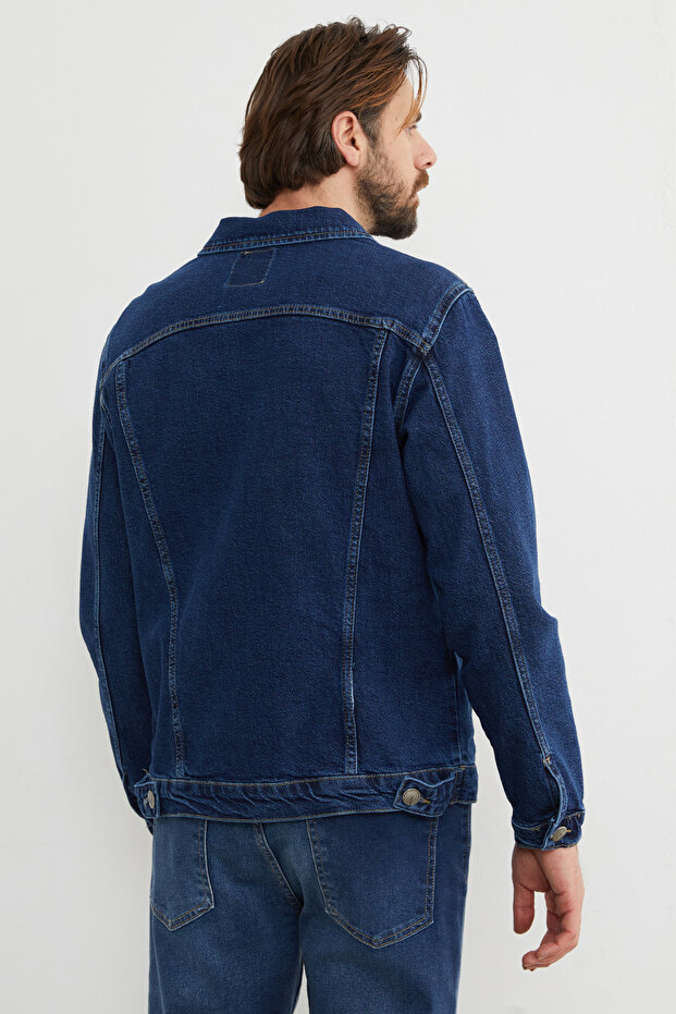 سترة من الدنيم بجيوب وأزرار - 8