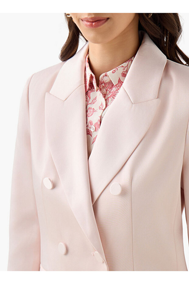 سترة ساتان عادية مع ياقة مدببة - 4