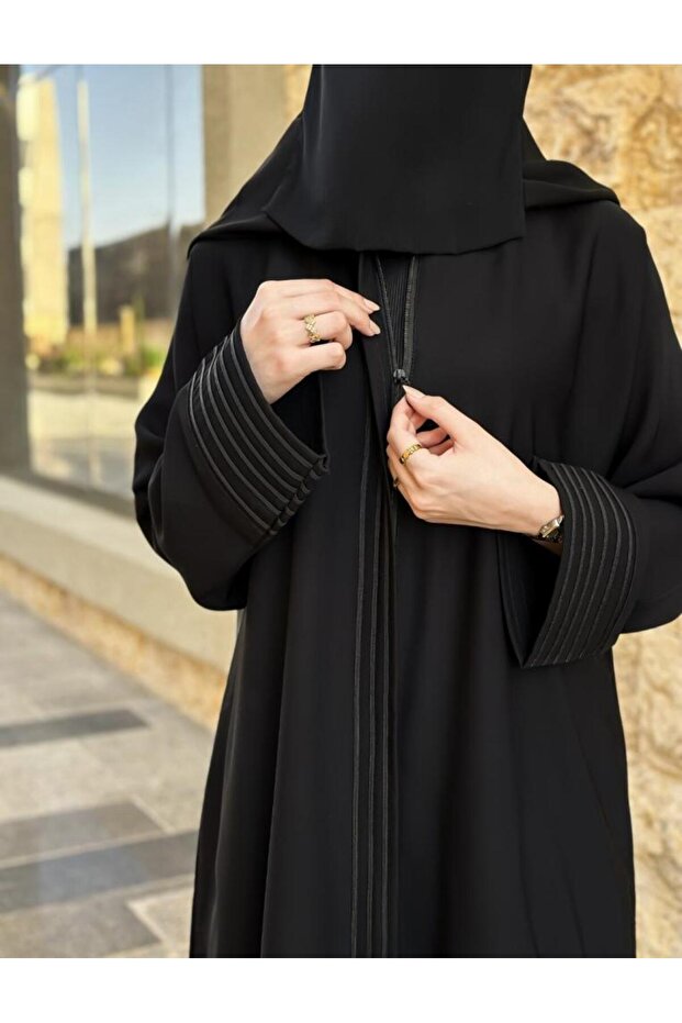 عباية سوداء بتصميم قيطان وجيوب مخفية نص كلوش