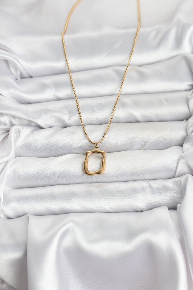 Golden Steel Chain Women's Necklace for Elegant Necks