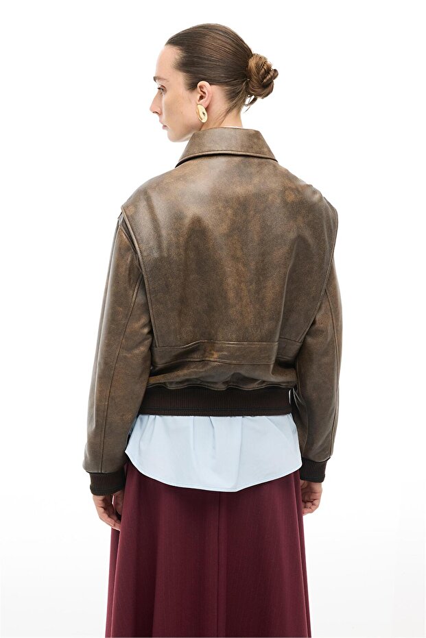 سترة جلدية قصيرة باللون البني - 5