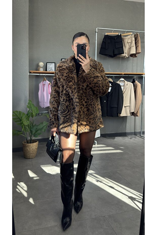 بأزرار على الجهتين فرو بياقة منقوشة بنقشة الفهد - 2