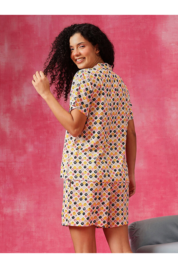 طقم قميص وشورت بأزرار بطبعة هندسية - 5