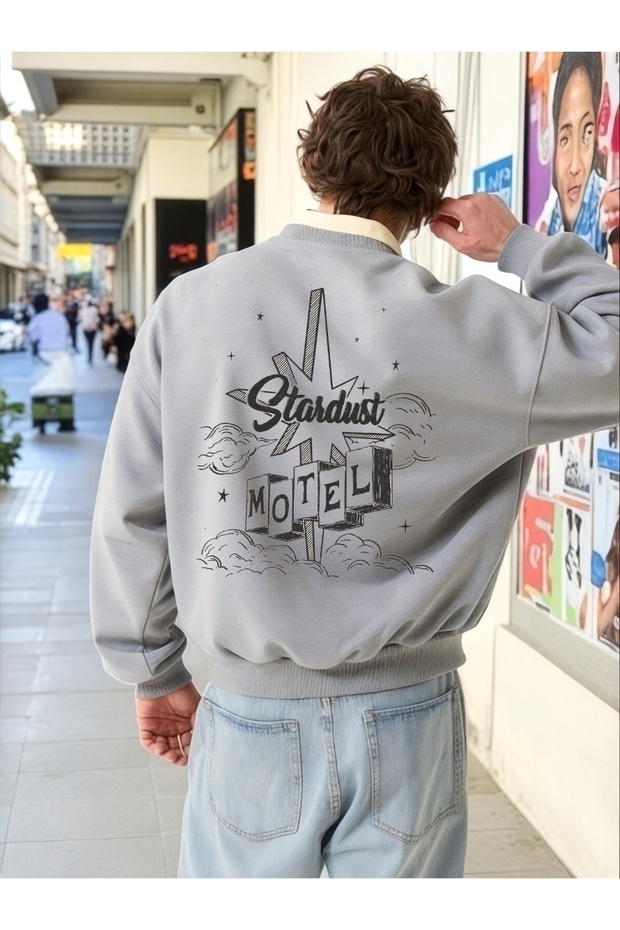 سويت شيرت للجنسين بأكمام طويلة من Stardust Motel Transfer مطبوع مقاس كبير بياقة دائرية
