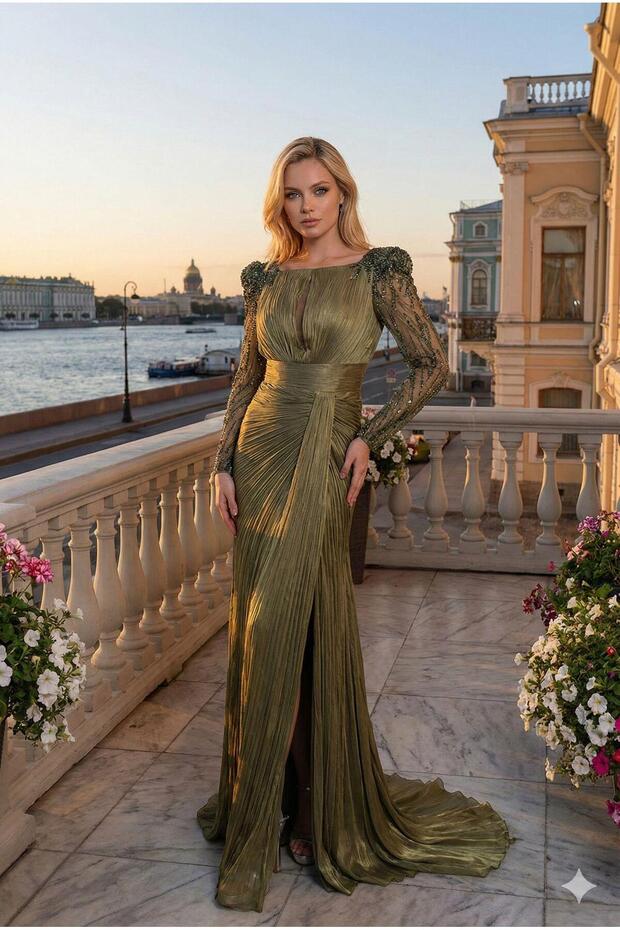 فستان سهرة بمقاسات كبيرة، بأكمام دانتيل وبتصميم مطوي، مرصع بأحجار كريستال