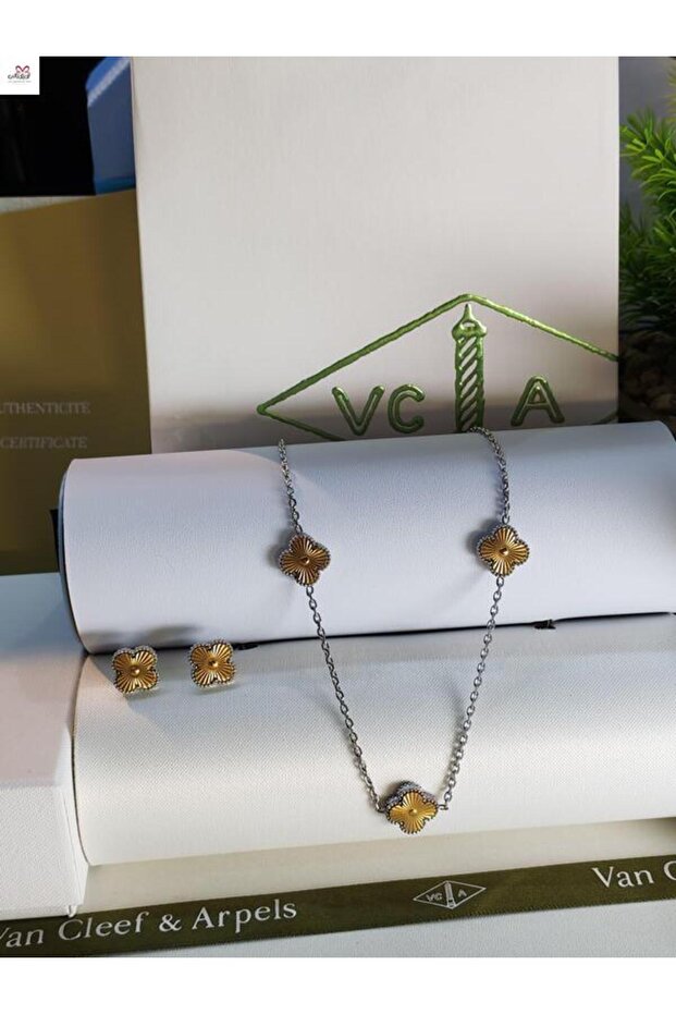 Chains with a pendant - 3