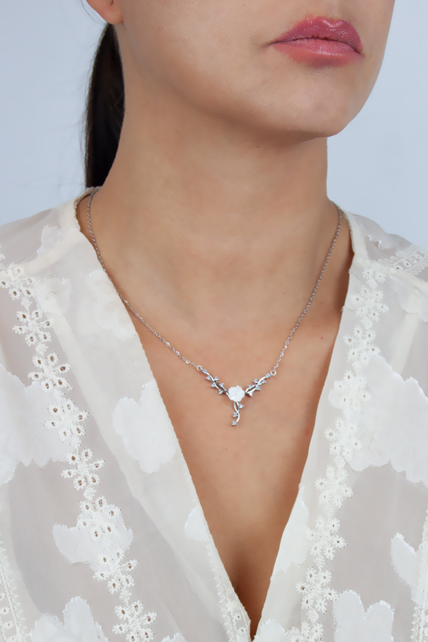 Gold Elegant Necklace with Flower Detail