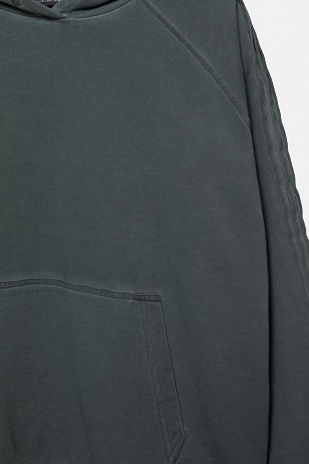 Yıkanmış görünümlü kapüşonlu sweatshirt - 7