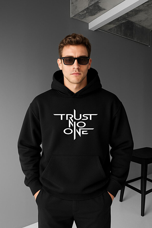 سترة رجالية سوداء ذات قلنسوة واسعة الحجم مطبوع عليها Trustnoone