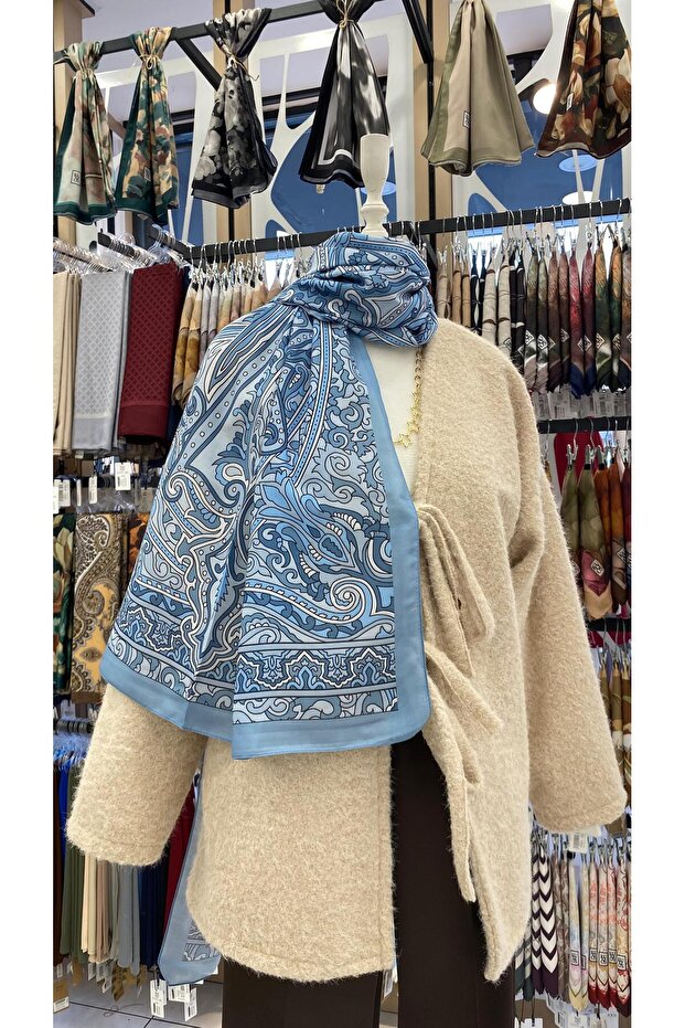 شال منقوش على الطراز الباروكي باللون الفيروزي