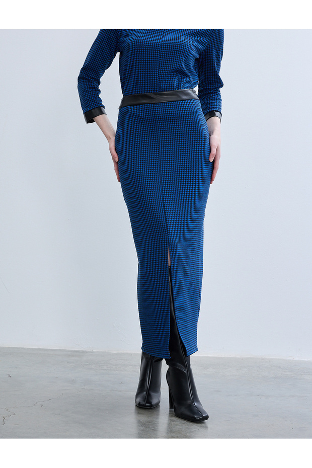 تنورة ميدي من الجلد المنقوشة من كازاياجي بقطع قماش مخيطة معاً - 4