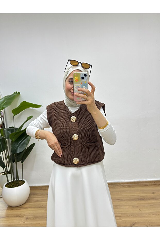 Gold Düğmeli Çift Cepli Triko Yelek - 1