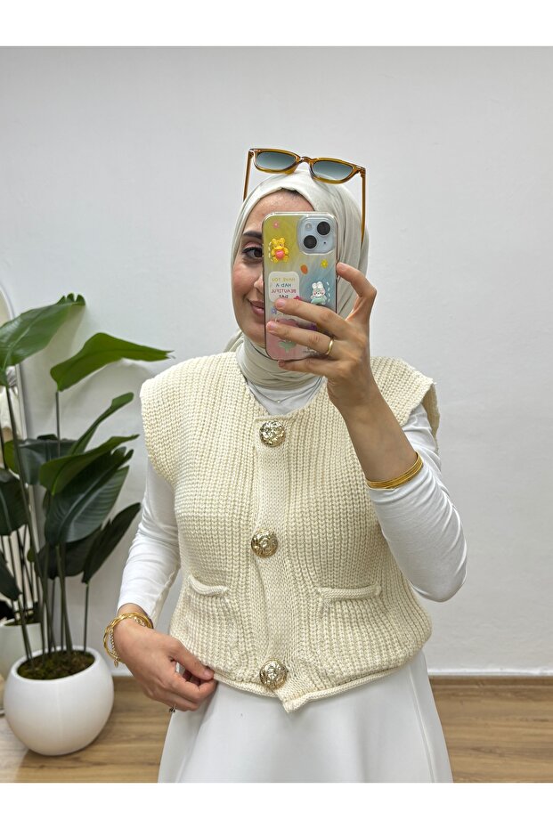 Gold Düğmeli Çift Cepli Triko Yelek - 1