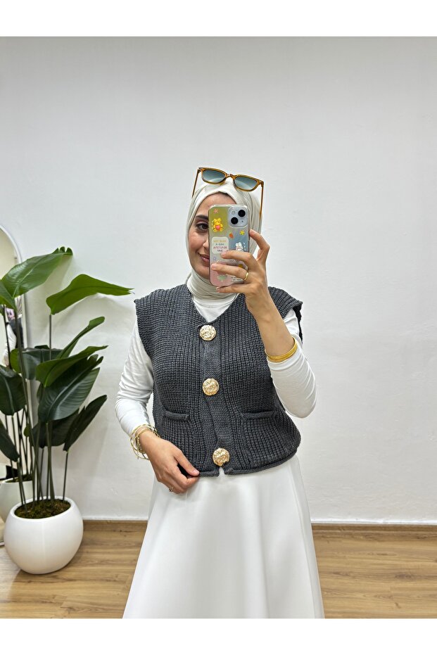 Gold Düğmeli Çift Cepli Triko Yelek - 3