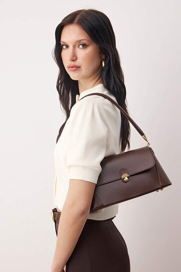 Dunkelbraune Damen-Mini-Umhängetasche mit Metallschnalle und detaillierten Details TAKAW26OC00081 - 1