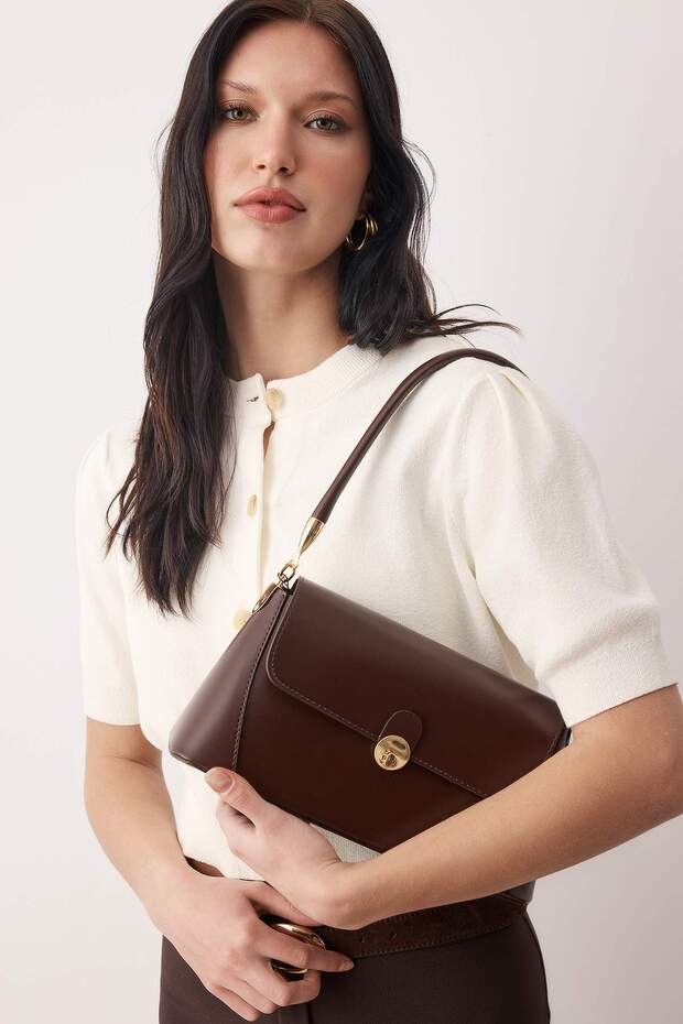 Dunkelbraune Damen-Mini-Umhängetasche mit Metallschnalle und detaillierten Details TAKAW26OC00081 - 2