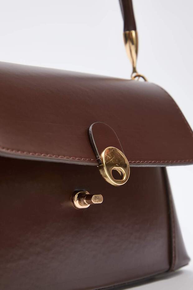 Dunkelbraune Damen-Mini-Umhängetasche mit Metallschnalle und detaillierten Details TAKAW26OC00081 - 6