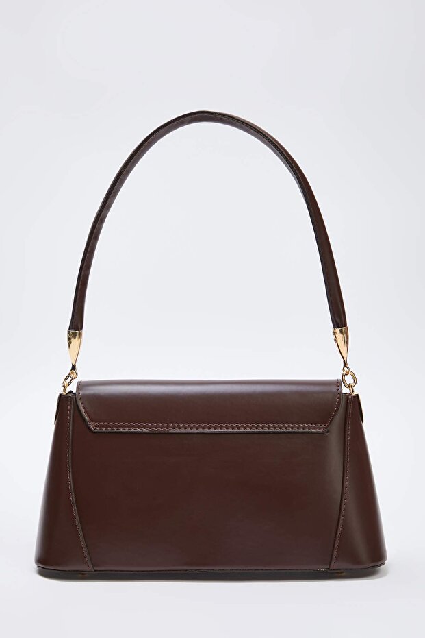 Dunkelbraune Damen-Mini-Umhängetasche mit Metallschnalle und detaillierten Details TAKAW26OC00081 - 5