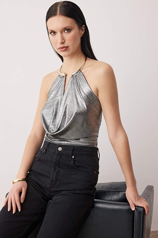 Gümüş Aksesuar Detaylı Degaje Yaka Örme Party Bluz TPRAW26BZ00062 - 2