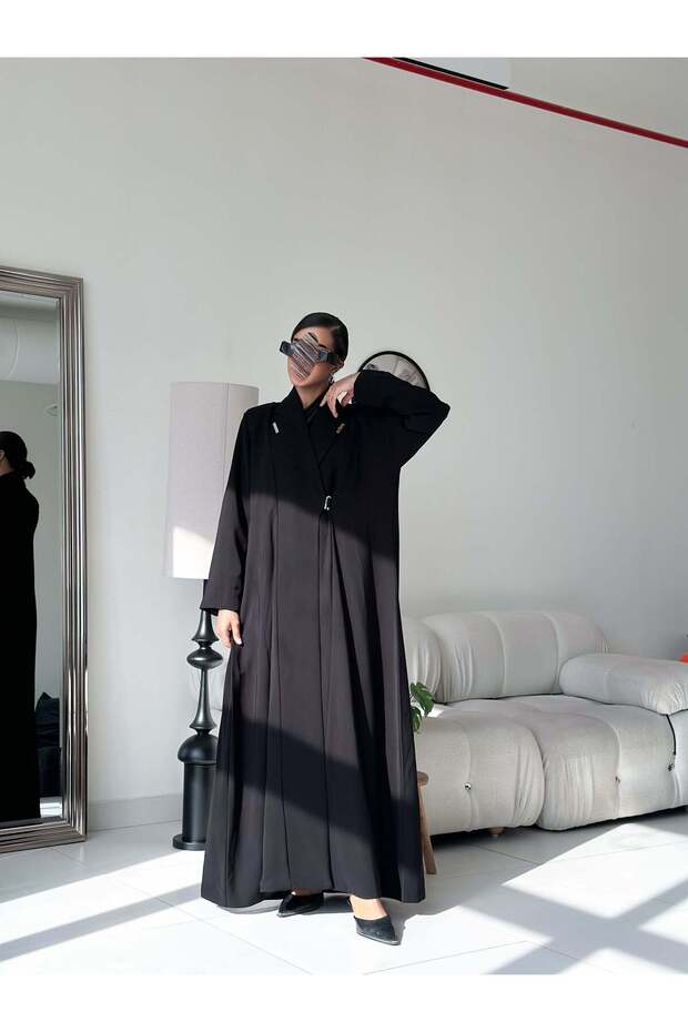 mw1798 Blazer Abaya with a different closure method