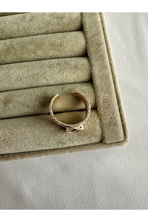 خاتم حجر بيضاوي منقوش ذهبي اللون - 2