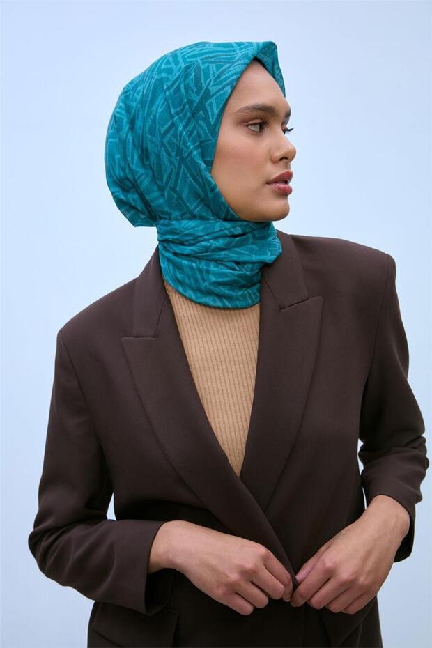 وشاح قطني ناعم باللون الفيروزي والبلوري الأزرق بنمط هندسي ونسيج خفيف 90x90