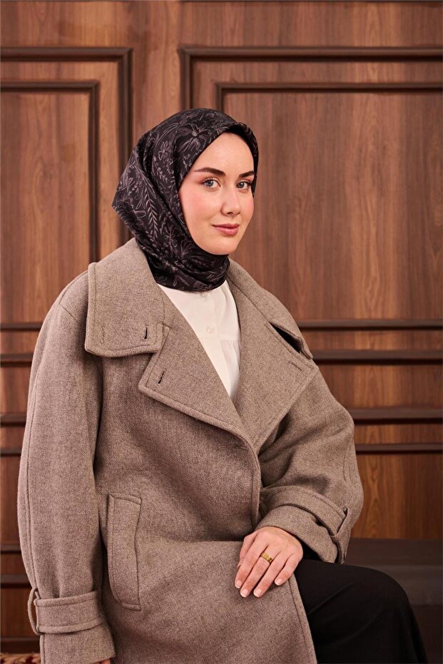 وشاح حريري من التويل أسود منقوش بنقشة الزهور 90×90