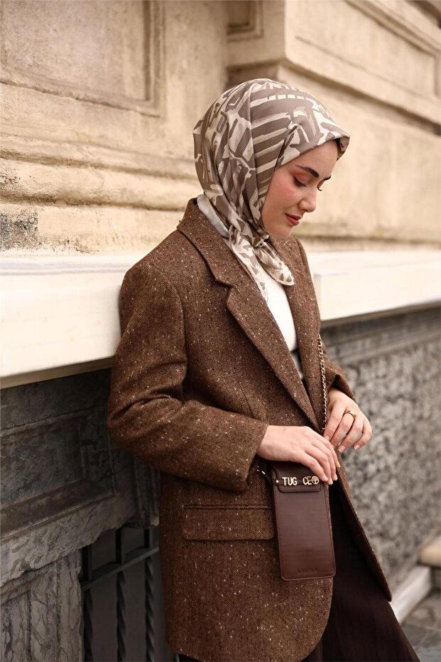 وشاح حرير تويلي بيج-رمادي منقوش بتصميم أنيق 90x90