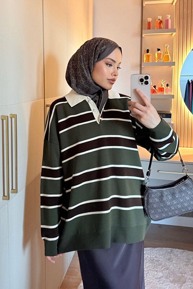 سترة مخططة بياقة من قماش البيكيه باللون الكاكي