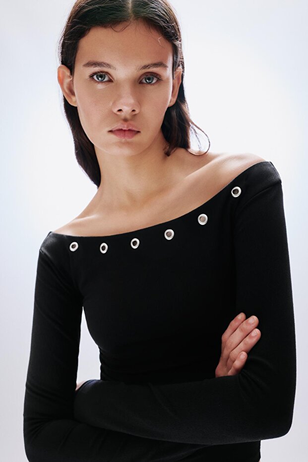 Açık omuzlu halka detaylı top - 4