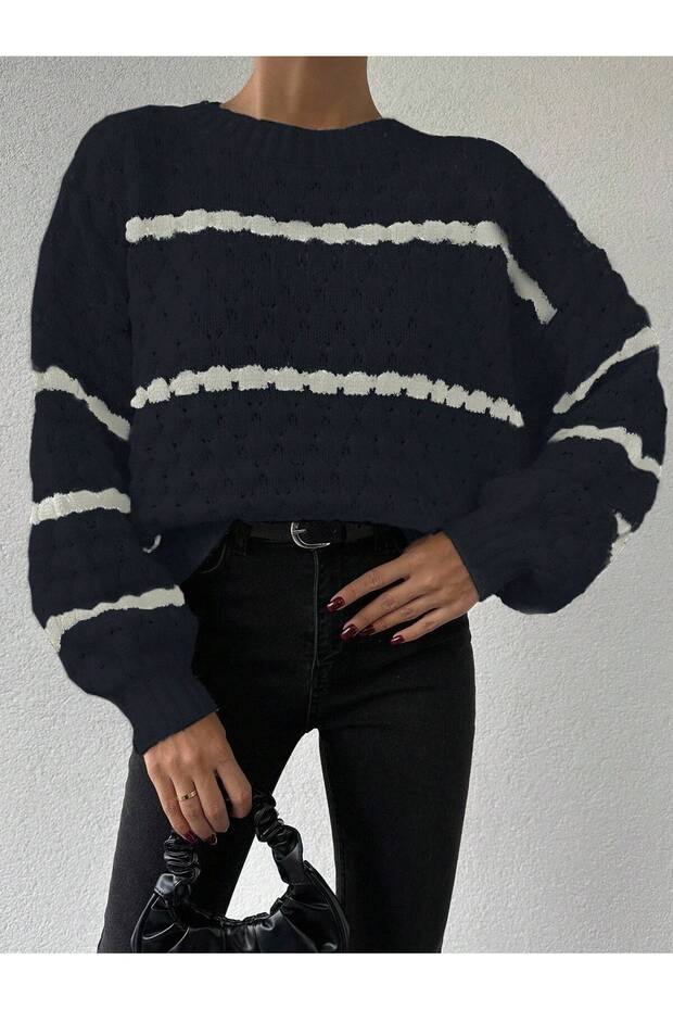 سترة تريكو نسائية مخططة باللونين الأسود والأبيض بنمط البقلاوة