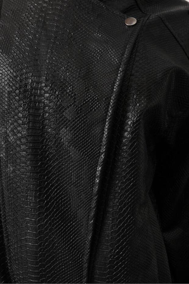 سترة جلدية منقوشة بنمط جلد الثعبان - 5