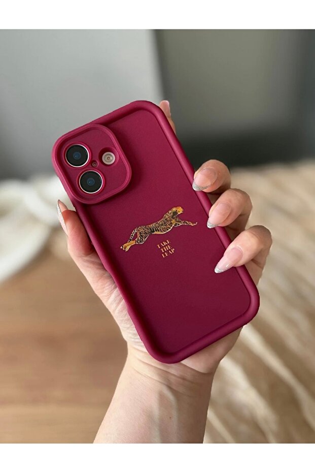غطاء حماية بتصميم النمر باللون الأحمر الداكن لهاتف آيفون 16 بلس - 2