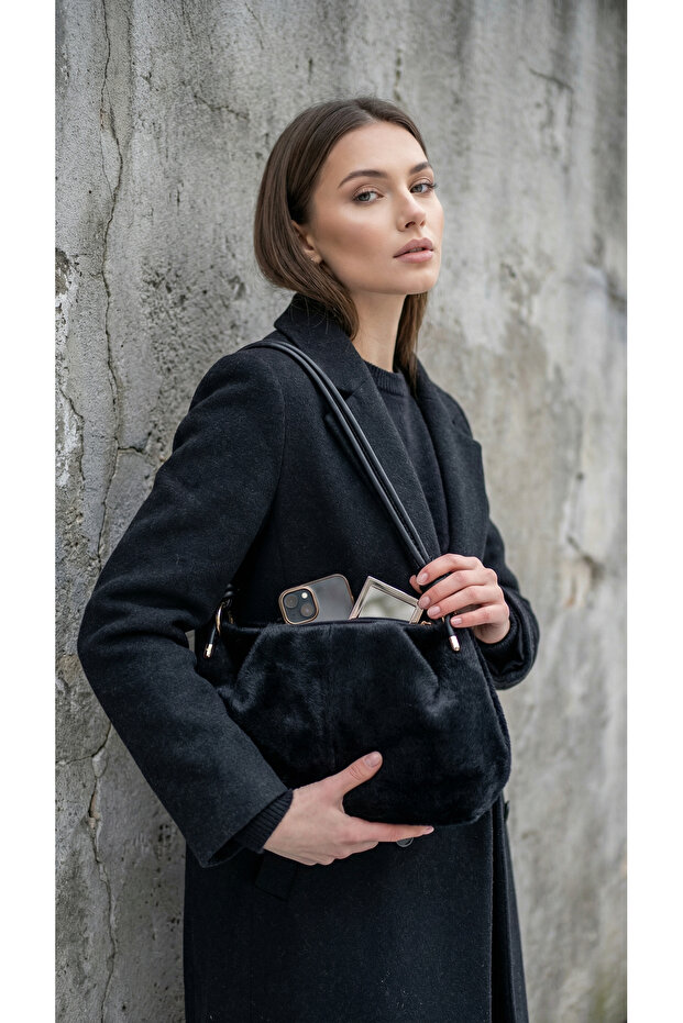 Vintage Women's Massi Plush Hand and Shoulder Bag Black
