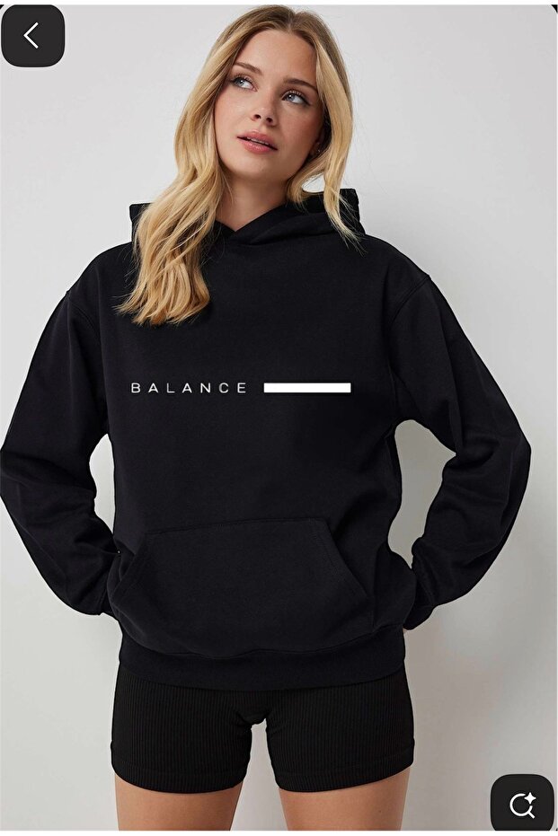 • سويت شيرت بقلنسوة أسود اللون للجنسين – Balance B مطبوع مقاس كبير