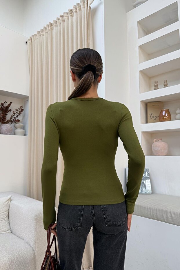 بلوزة أساسية بياقة مستديرة مزدوجة الخياطة باللون الأخضر - 3