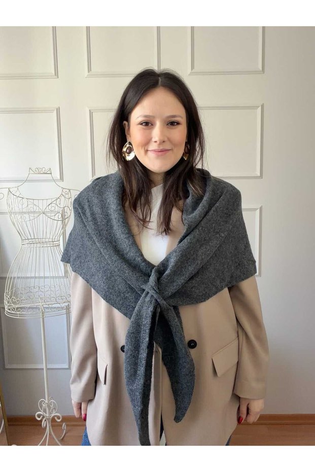 Detailed Triangle Scarf