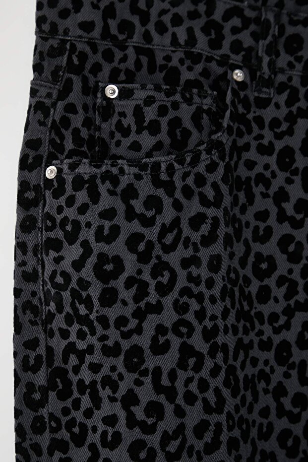 Siyah Süet Görünümlü Leopar Desenli Yüksek Bel Wide Leg/Geniş Paça Büyük Beden Jeans TBBAW26CJ00045 - 3