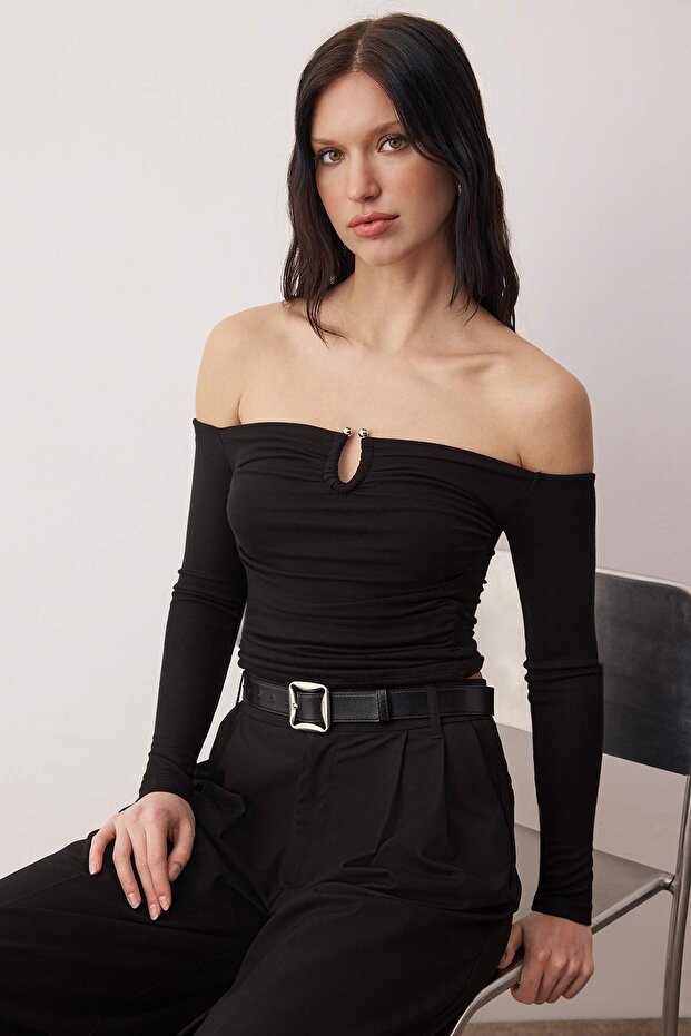 Siyah Fitted/Vücuda Oturan Aksesuar Detaylı Esnek Örme Bluz TWOAW26BZ00356 - 2