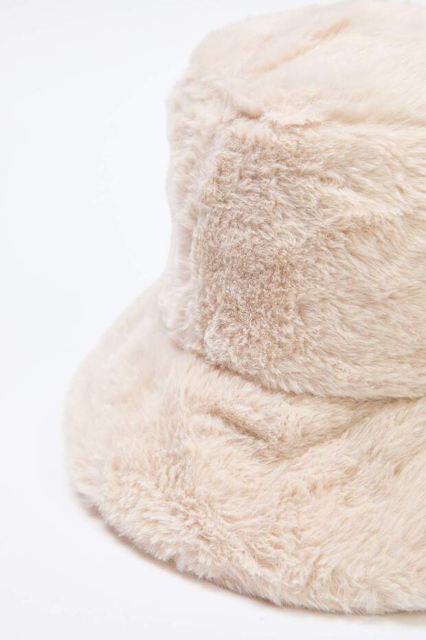 Beżowa pluszowa czapka damska TWOAW26SP00002 - 3