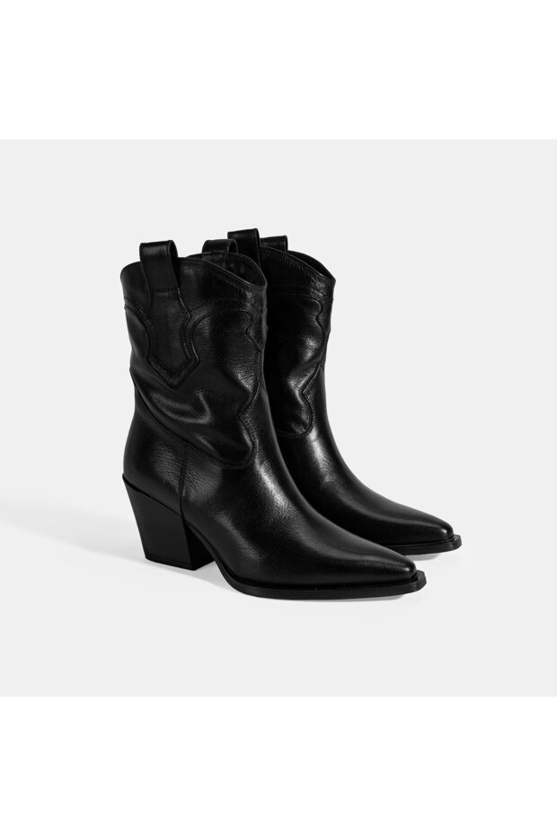 Woman's black thick heeled leather boots