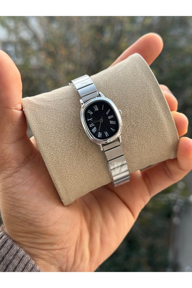 New Season Special Oval Case Design Retro Women's Wristwatch