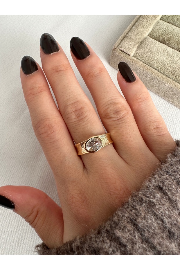 خاتم حجر بيضاوي منقوش ذهبي اللون - 3