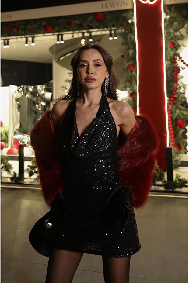 Siyah Pullu Boyundan Geçmeli Bluz - 4