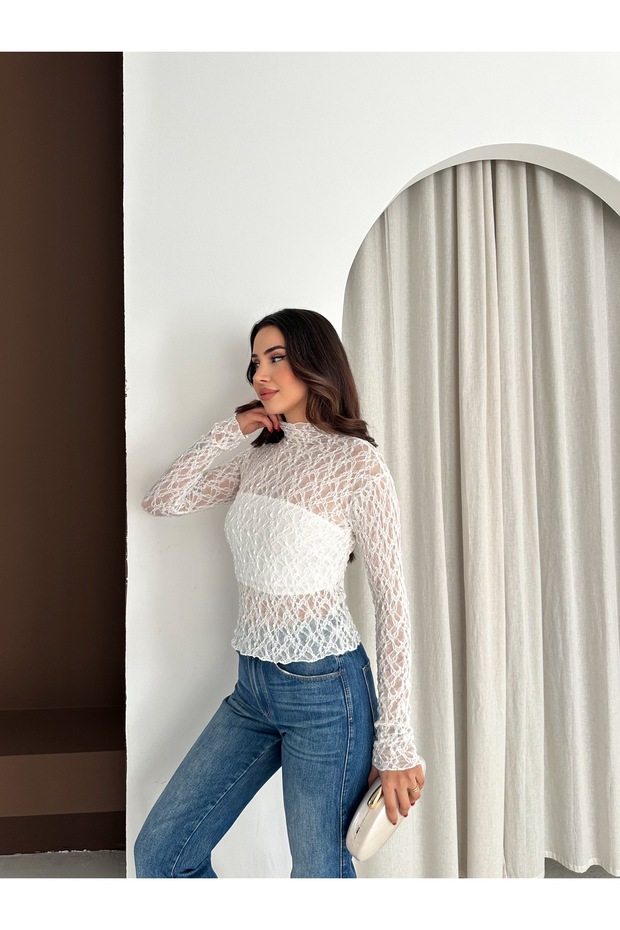 بلوزة دانتيل مرنة بياقة عالية - 1
