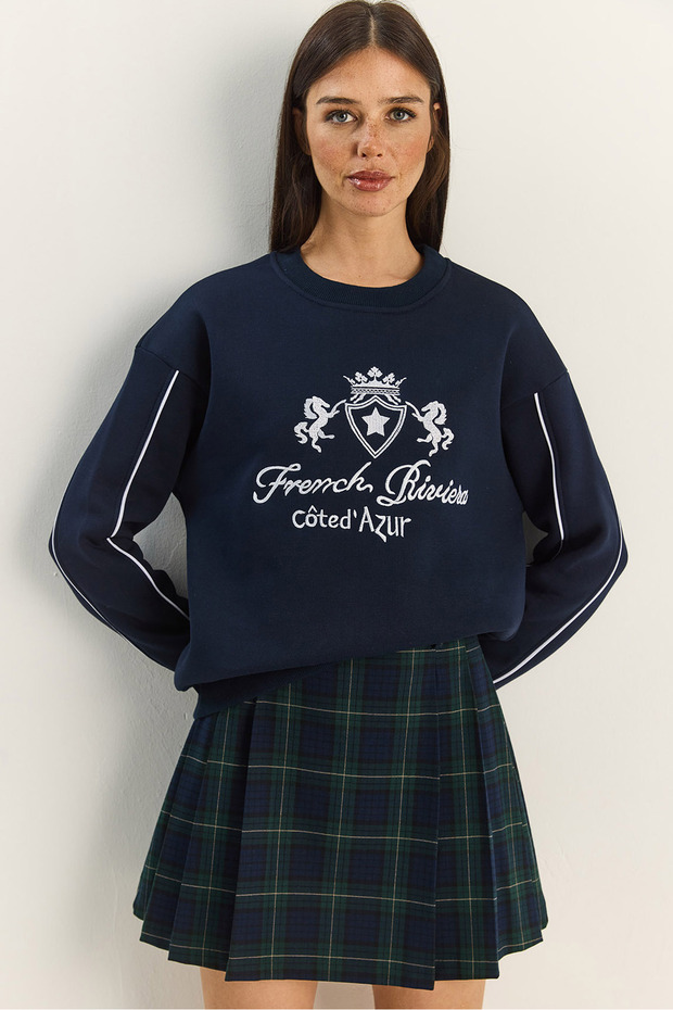 Women's Navy Blue Crew Neck Embroidered Three-Yarn Threaded Sweatshirt 60601049